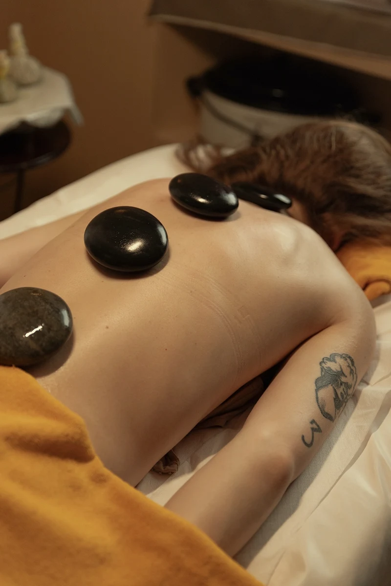 Massaggio con Pietre Calde (Hot Stone)